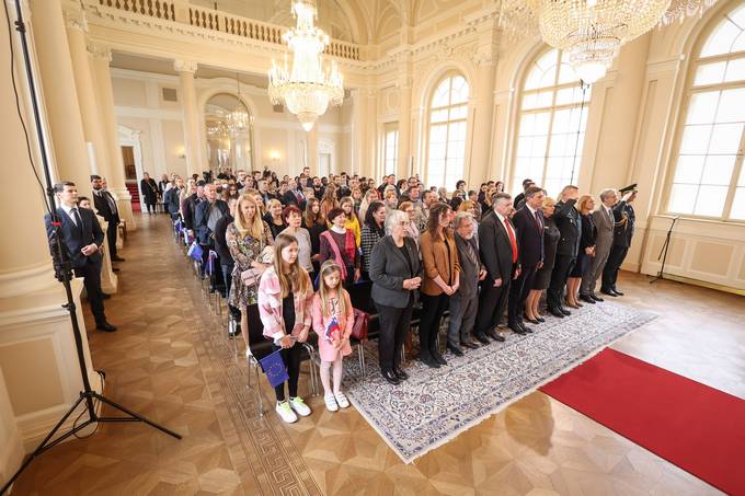 V poastitev dravnega praznika dneva upora proti okupatorju dan odprtih vrat v Predsedniki palai